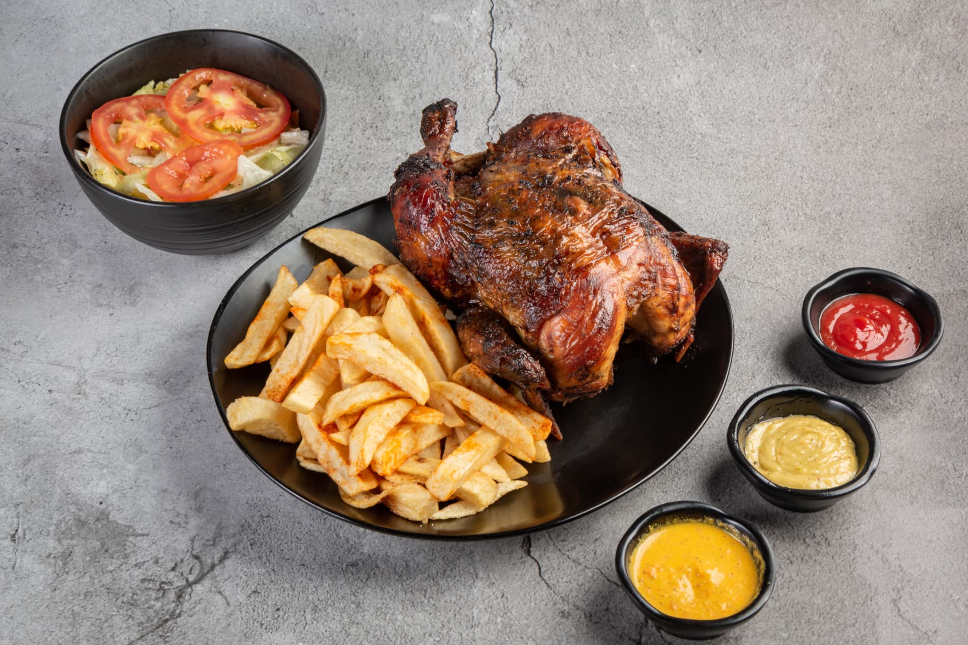 Pollo entero con papas, ensalada y cremas
