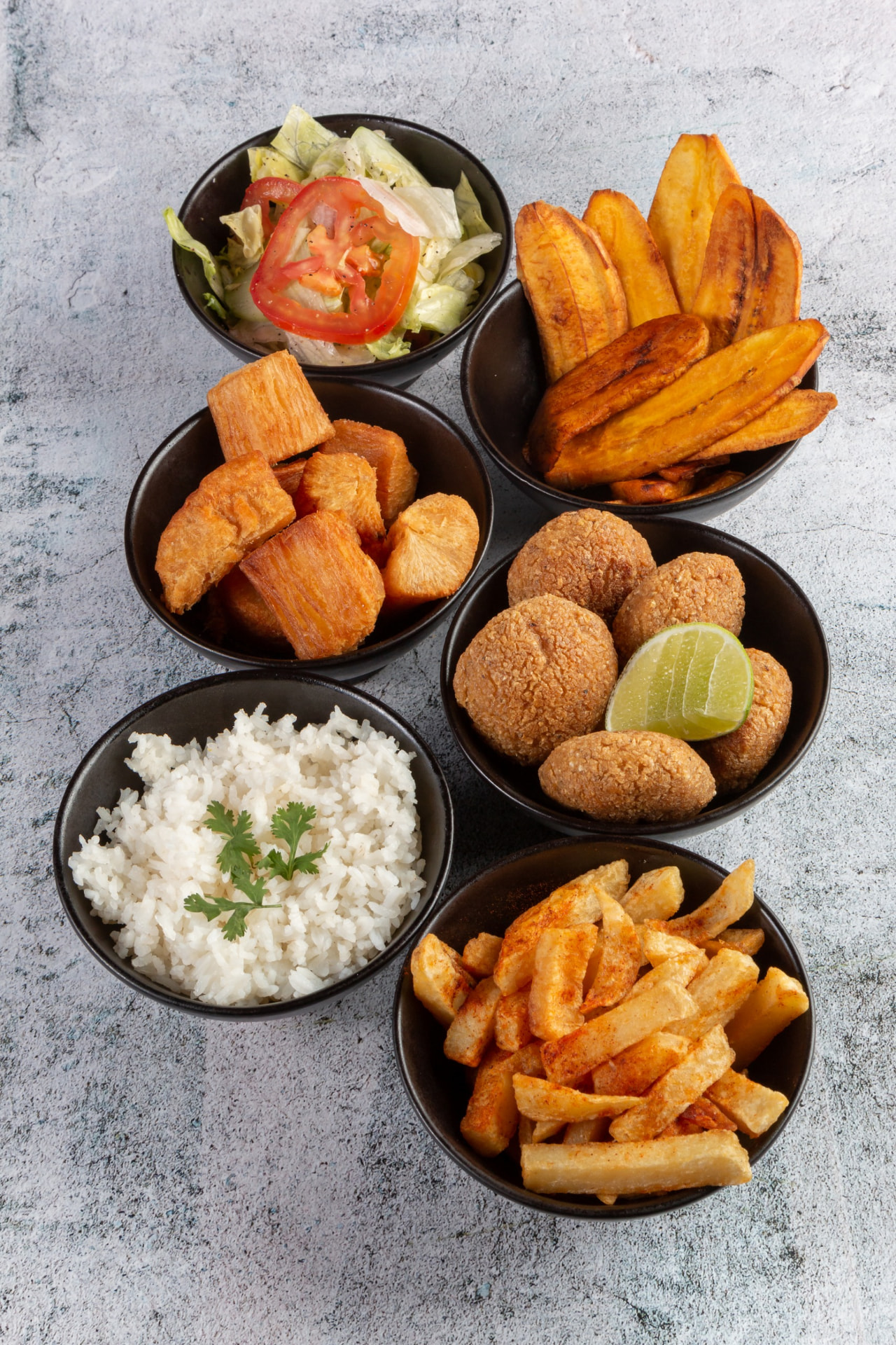 Acompañantes: arroz, papas, yuca, maduro y ensalada